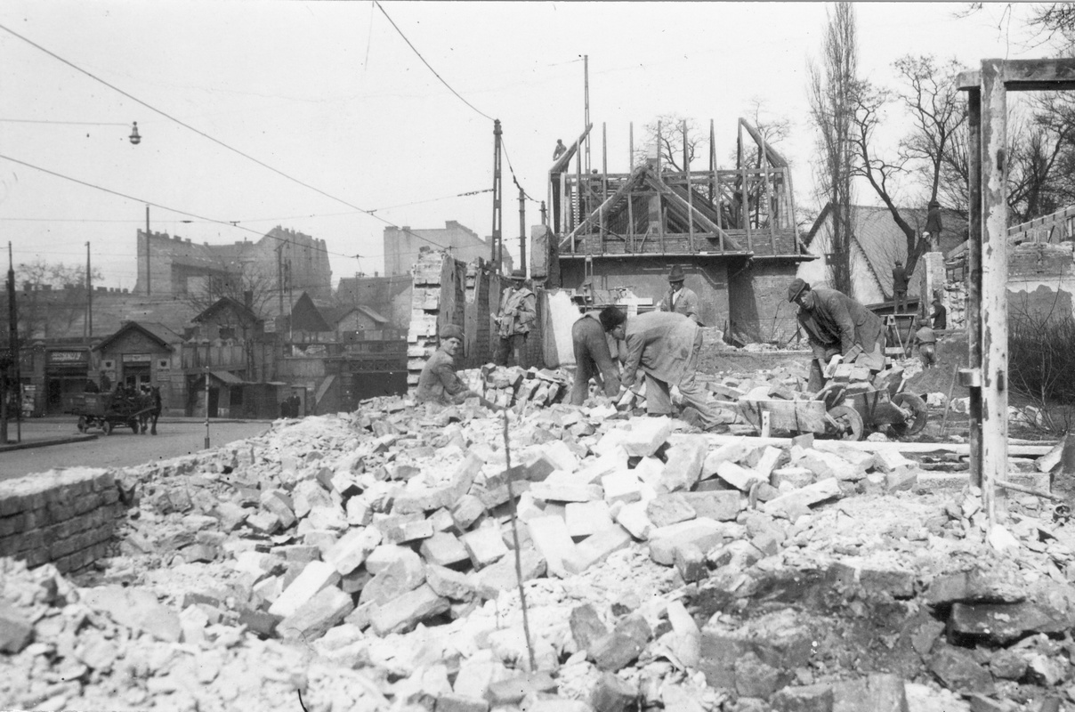 A Dózsa György úti kerítés áthelyezése, és az érintett területen álló épületek bontása 1953-ban